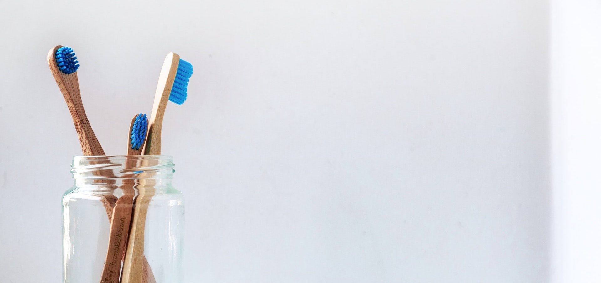 Zahnbürsten in einem Glas